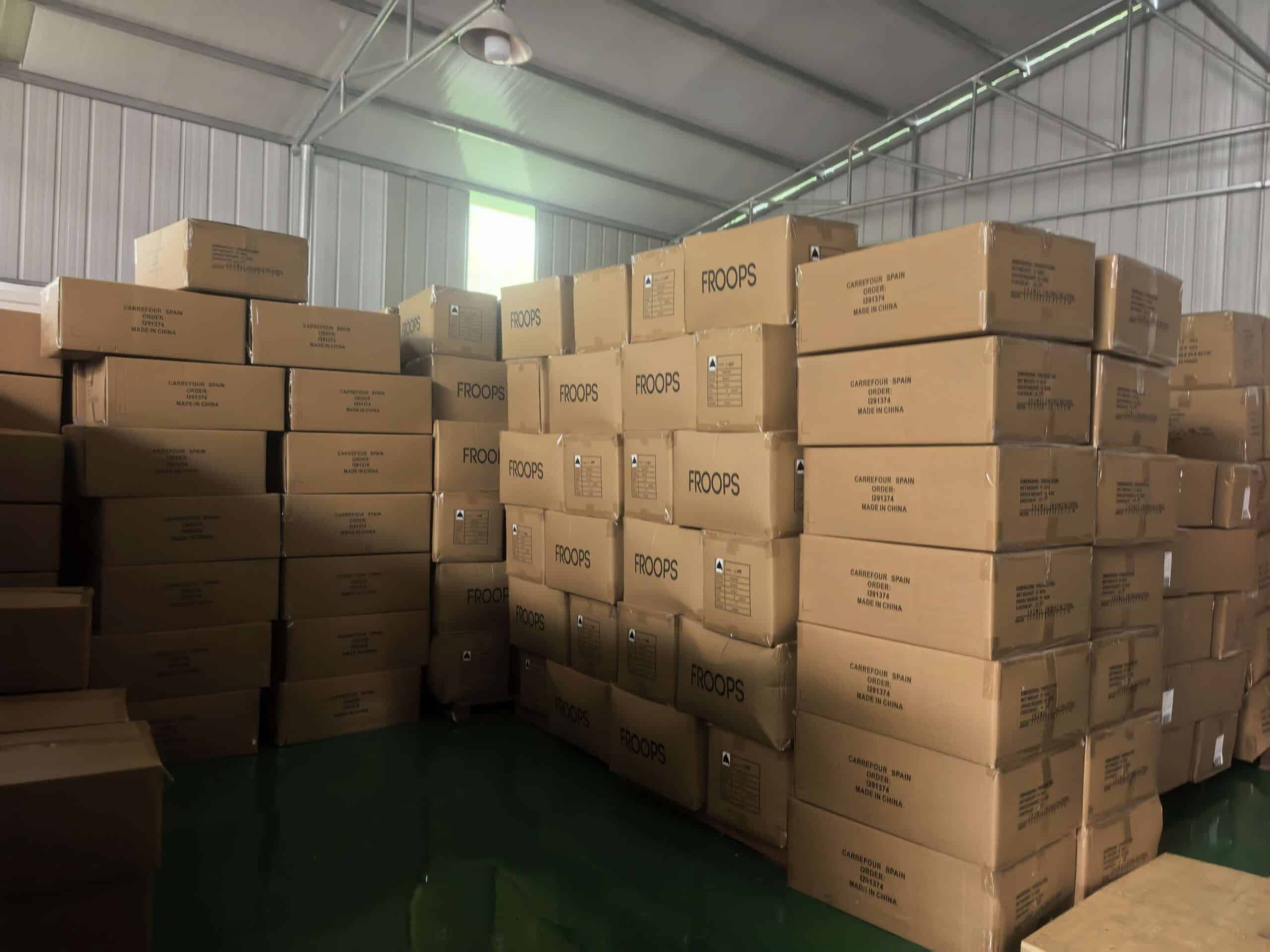 出货中 (3) Stacked cartons ready for shipment in our outerwear warehouse